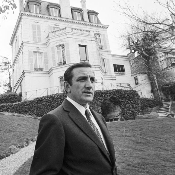En France, Lino Ventura chez lui, dans sa proprieté de Saint-Cloud le 3 avril 1967.