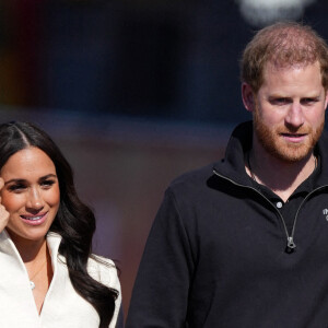 Le prince Harry et Meghan Markle assistent à la finale d'athlétisme, au deuxième jour des Invictus Games 2020 à La Haye, le 17 avril 2022. 