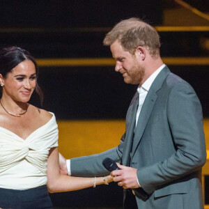 Le prince Harry et Meghan Markle lors de la cérémonie d'ouverture des Invictus Games 2020 à La Haye, le 16 avril 2022. 