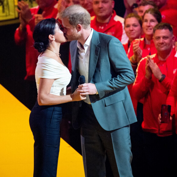 Le prince Harry et Meghan Markle lors de la cérémonie d'ouverture des Invictus Games 2020 à La Haye, le 16 avril 2022. 