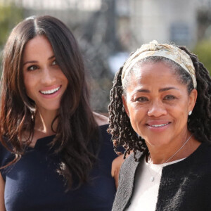 Meghan Markle et sa mère Doria Ragland arrivent à l'hôtel Cliveden House près de Windsor à la veille du Mariage du prince Harry et de Meghan Markle à Taplow le 18 mai 2018. 