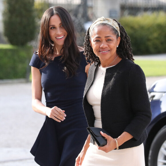 Meghan Markle et sa mère Doria Ragland arrivent à l'hôtel Cliveden House près de Windsor à la veille du Mariage du prince Harry et de Meghan Markle à Taplow le 18 mai 2018. 