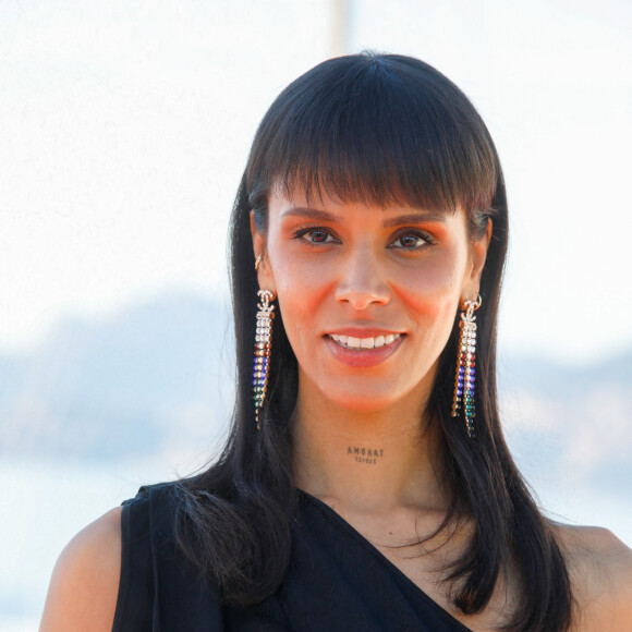 Shy'm (Tamara Marthe) au photocall de la série "Cannes confidential" lors de la 5ème saison du festival International des Séries "Canneseries" à Cannes le 5 avril 2022. © Denis Guignebourg / Bestimage