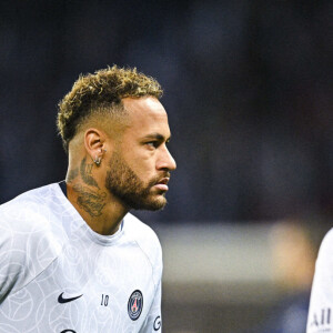 Echauffement des joueurs du PSG Neymar Jr (PSG) / Lionel Messi (PSG) - Match de football en ligue 1 Uber Eats : PSG vs Nice (2-1) au Parc des Princes à Paris le 1er octobre 2022.