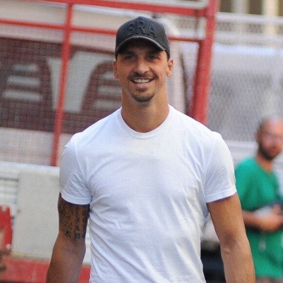 Exclusif - Zlatan Ibrahimovic, blessé au genou gauche, va déjeuner au restaurant Salumaio di Montenapoleone à Milan avec des amis le 9 septembre 2022.