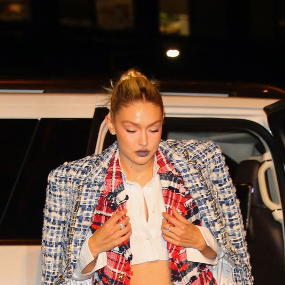 Gigi Hadid arrive à la soirée des "CFDA Fashion Awards" à New York, le 7 novembre 2022. 