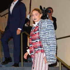 Gigi Hadid arrive à la soirée des "CFDA Fashion Awards" à New York, le 7 novembre 2022. 