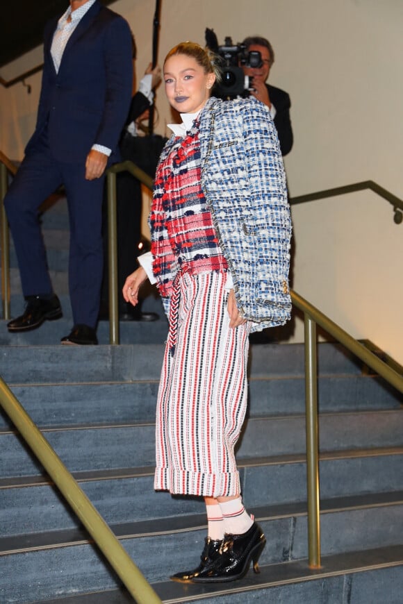 Gigi Hadid arrive à la soirée des "CFDA Fashion Awards" à New York, le 7 novembre 2022. 