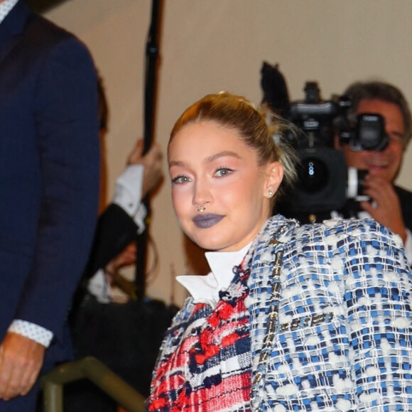 Gigi Hadid arrive à la soirée des "CFDA Fashion Awards" à New York, le 7 novembre 2022. 