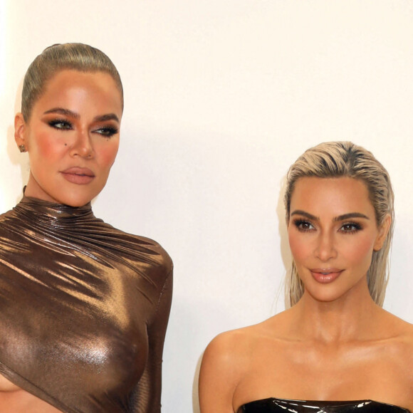 Khloe Kardashian et Kim Kardashian au photocall de la soirée des "CFDA Fashion Awards" à New York, le 7 novembre 2022. © Nancy Kaszerman/Zuma Press/Bestimage 