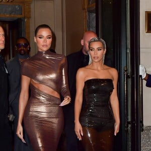Kim Kardashian, Khloe Kardashian à la sortie de l'hôtel "Ritz-Carlton" à New York, le 7 novembre 2022. 