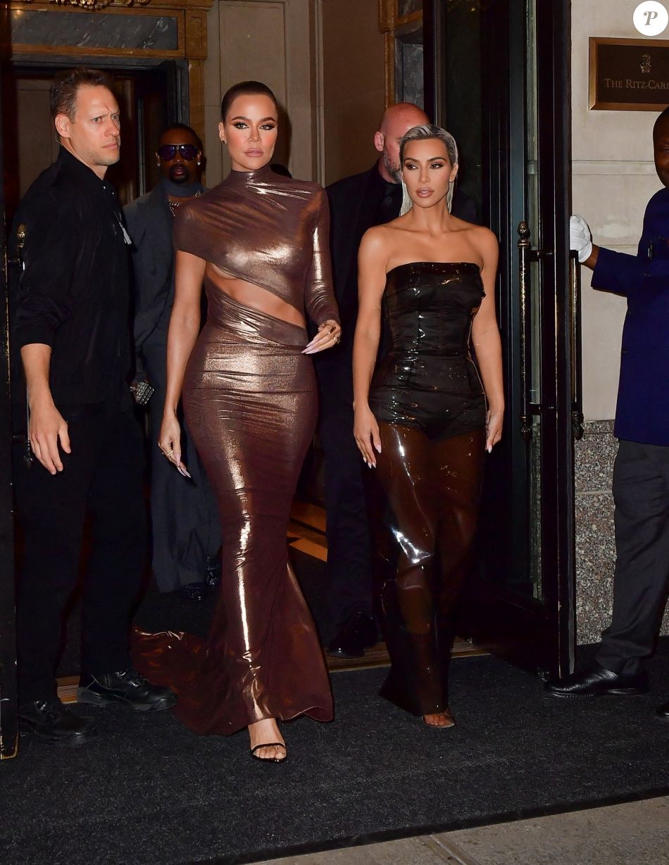 Kim Kardashian, Khloe Kardashian à la sortie de l'hôtel Ritz-Carlton à