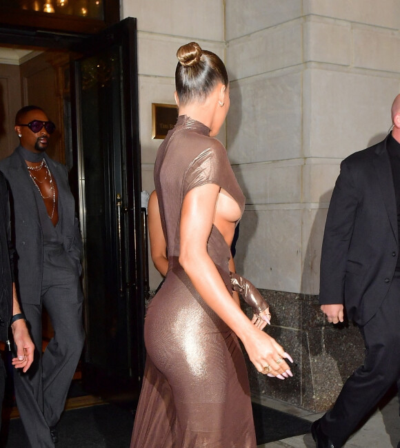 Khloe Kardashian à la sortie de l'hôtel "Ritz-Carlton" à New York, le 7 novembre 2022. 