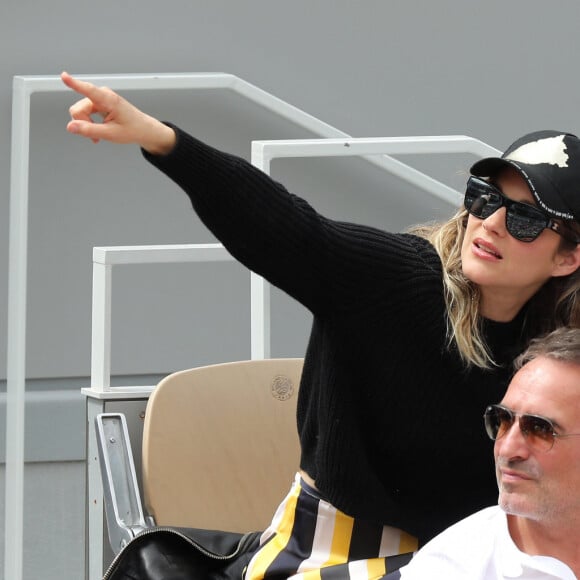 Marion Cotillard et son compagnon Guillaume Canet, Elsa Zylberstein, Jean Dujardin et sa femme Nathalie Péchalat dans les tribunes lors de la finale messieurs des internationaux de France de tennis de Roland Garros 2019 à Paris le 9 juin 2019. © Jacovides-Moreau/Bestimage