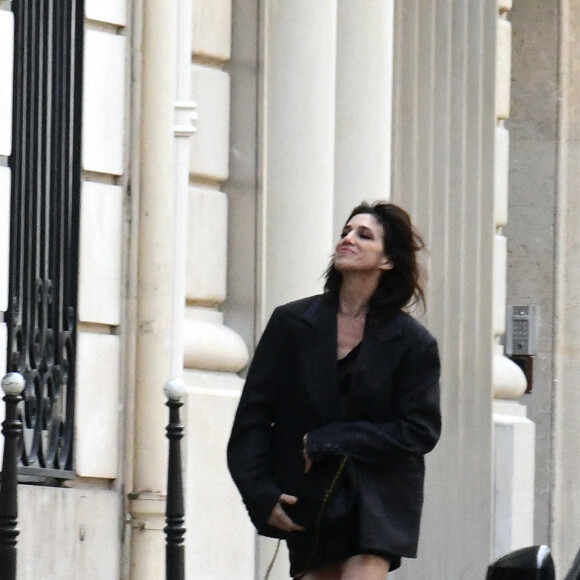 Exclusif - Charlotte Gainsbourg sur un tournage de la série pour Amazon Prime "Alphonse" devant les Salons Hoche à Paris, France, le 16 septembre 2022. Une fiction écrite et réalisée par N.Bedos qui sera mise en ligne en novembre 2023. 