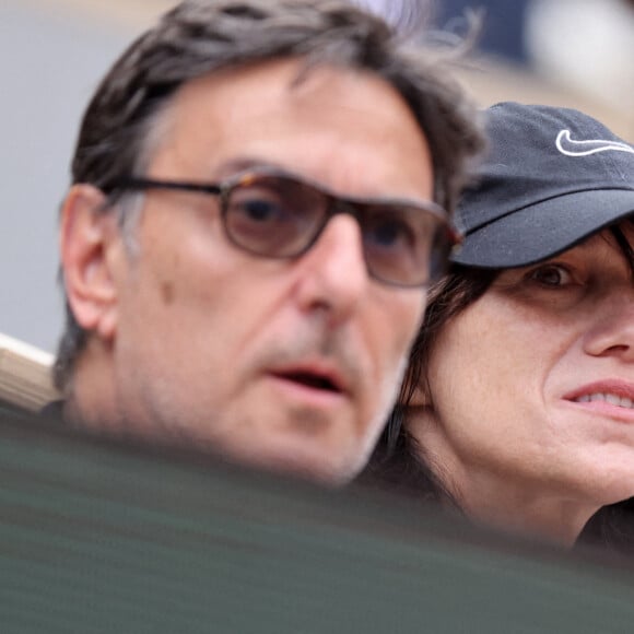 Charlotte Gainsbourg, son compagnon Yvan Attal dans les tribunes lors des Internationaux de France de Tennis de Roland Garros 2022. Paris, le 5 juin 2022. © Dominique Jacovides/Bestimage 