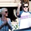 Carey Hart fait un doigt d'honneur à un photographe dans les rues de Malibu, le 7 février... pendant que sa chérie Pink préfère en rire !