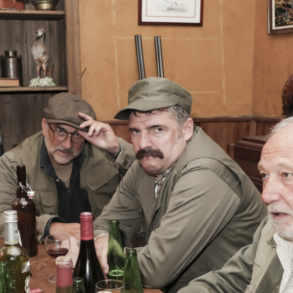 Exclusif - Antoine Duléry, Arnaud Ducret, François Berléand - Tournage du sketch "Les chasseurs" pour l'émission "Les Inconnus" au Château de Lésigny. Le 13 septembre 2022. © Jack Tribeca / Bestimage