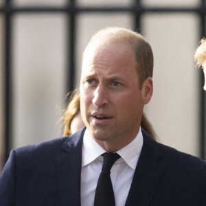 Le prince de Galles William, le prince Harry, duc de Sussex à la rencontre de la foule devant le château de Windsor, suite au décès de la reine Elisabeth II d'Angleterre. Le 10 septembre 2022 