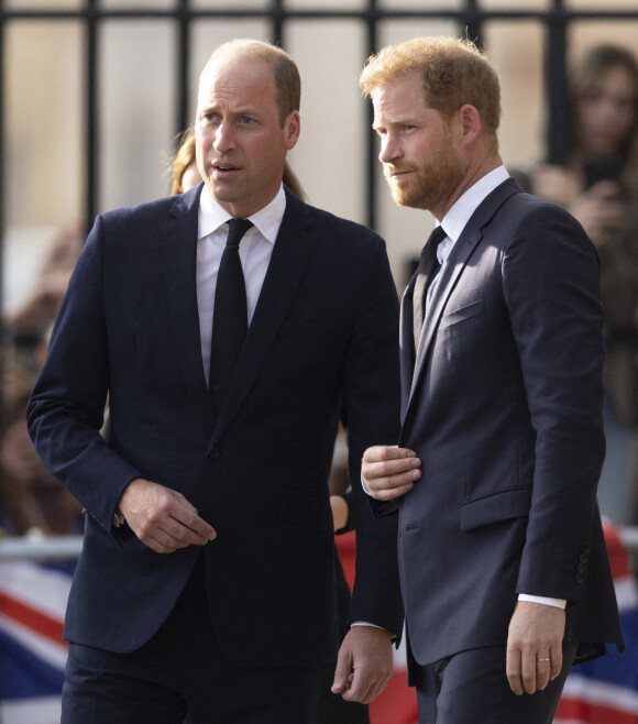 Le prince de Galles William, le prince Harry, duc de Sussex à la rencontre de la foule devant le château de Windsor, suite au décès de la reine Elisabeth II d'Angleterre. Le 10 septembre 2022 