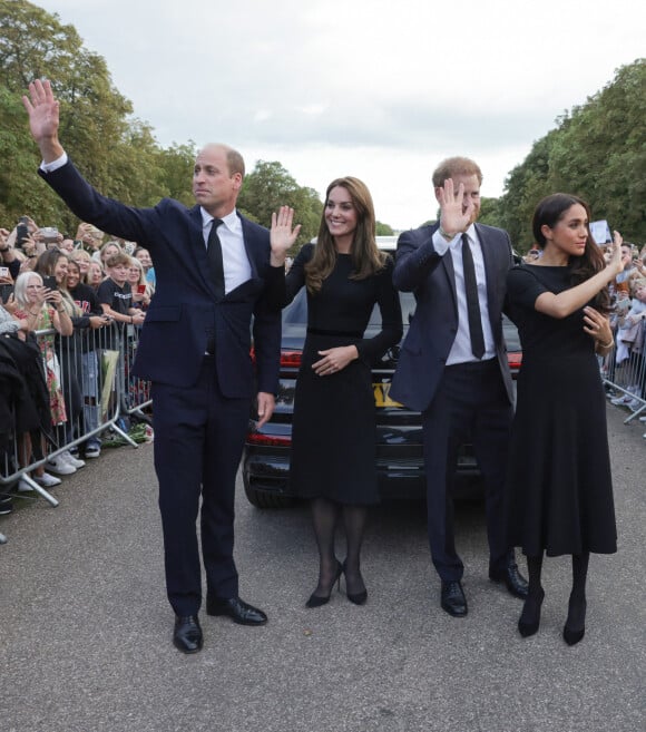 Le prince de Galles William et la princesse de Galles Kate Catherine Middleton et le prince Harry, duc de Sussex et Meghan Markle, duchesse de Sussex à la rencontre de la foule devant le château de Windsor, suite au décès de la reine Elisabeth II d'Angleterre. Le 10 septembre 2022 