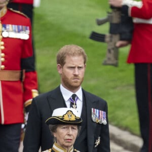 Le prince William, prince de Galles, Le roi Charles III d'Angleterre, La princesse Anne, Le prince Harry, duc de Sussex - Procession pédestre des membres de la famille royale depuis la grande cour du château de Windsor (le Quadrangle) jusqu'à la Chapelle Saint-Georges, où se tiendra la cérémonie funèbre des funérailles d'Etat de reine Elizabeth II d'Angleterre. Windsor, le 19 septembre 2022