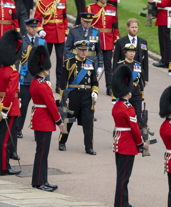 Le prince William, prince de Galles, Le roi Charles III d'Angleterre, La princesse Anne, Le prince Harry, duc de Sussex - Procession pédestre des membres de la famille royale depuis la grande cour du château de Windsor (le Quadrangle) jusqu'à la Chapelle Saint-Georges, où se tiendra la cérémonie funèbre des funérailles d'Etat de reine Elizabeth II d'Angleterre. Windsor, le 19 septembre 2022