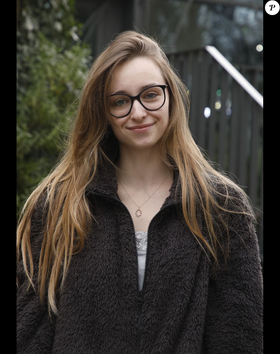 Semi Exclusif - Emma Smet - Arrivées des invités à l'enregistrement de l'émission "Vivement Dimanche Prochain" au Studio Gabriel à Paris le 2 mars 2022. L'émission sera diffusée le 6 mars 2022.