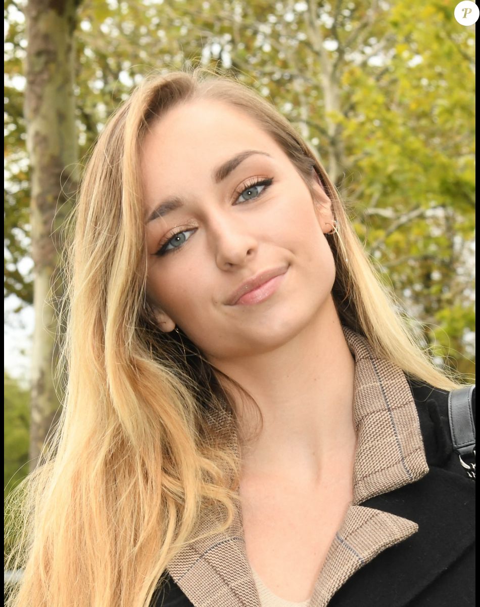 Semi-exclusif - Emma Smet - People au Qatar Prix de l'Arc de Triomphe sur l'hippodrome de Longchamp à Paris le 6 octobre 2019. © Coadic Guirac.Bestimage