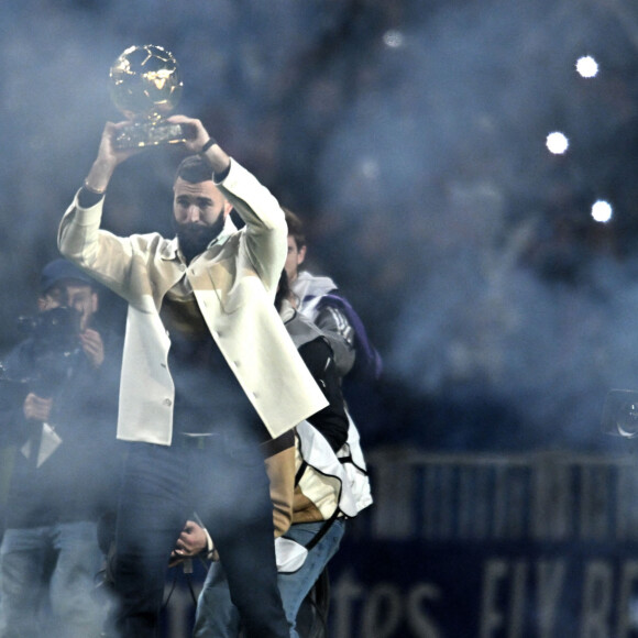 Karim Benzema présente son Ballon d'Or aux supporters lyonnais à la mi-temps du match OL-Nice au Groupama Stadium de Décines-Charpieu, France, le 11 novembre 2022. © Frédéric Chambert/Panoramic/Bestimage