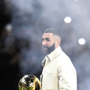 Karim Benzema présente son Ballon d'Or aux supporters lyonnais à la mi-temps du match OL-Nice au Groupama Stadium de Décines-Charpieu, France, le 11 novembre 2022. © Frédéric Chambert/Panoramic/Bestimage