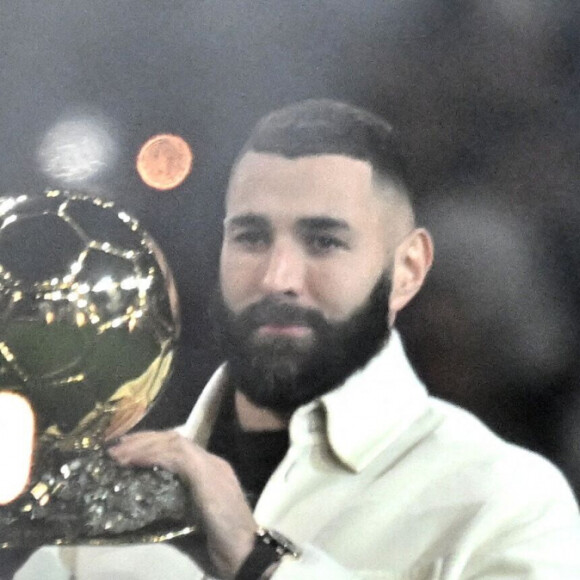 Karim Benzema présente son Ballon d'Or aux supporters lyonnais à la mi-temps du match OL-Nice au Groupama Stadium de Décines-Charpieu, France, le 11 novembre 2022. © Frédéric Chambert/Panoramic/Bestimage