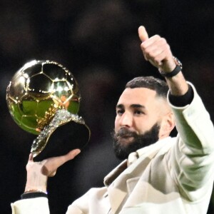 Karim Benzema présente son Ballon d'Or aux supporters lyonnais à la mi-temps du match OL-Nice au Groupama Stadium de Décines-Charpieu, France. © Frédéric Chambert/Panoramic/Bestimage