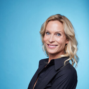 Exclusif - Rebecca Hampton - Studio - Enregistrement de l'émission "Duos Mystères" à la Seine Musicale à Paris, qui sera diffusée le 12 juin sur TF1 © Gaffiot-Moreau / Bestimage Pour la première fois à la télévision, les plus grandes stars acceptent de monter sur scène pour chanter un duo...sans savoir avec qui elles vont le partager ! Bienvenue dans un cache-cache musical inédit où les artistes et le public iront de surprises en surprises ! Après le succès de la première émission, " DUOS MYSTERES " est de retour sur TF1 le samedi 12 juin à 21h05 pour de nouveaux duos étonnants et exceptionnels. Pour chaque duo, les 2 artistes répètent seuls de leur côté, arrivent sur scène sans se croiser et prennent place de part et d'autre d'un mur écran. Ils commencent à chanter alors qu'ils ne savent toujours pas qui est avec eux sur scène ! Leurs voix vont se mêler avant même que les 2 personnalités ne se soient vues ! Sauront-elles se reconnaître ? Comment réagiront-elles quand le mur se lèvera enfin ? Dans " DUOS MYSTERES " tout commence par un jeu avant de basculer dans l'émotion ... Car, bien sûr, tous ces duos mystères ne sont pas associés par hasard ! Les artistes qui partageront la scène sont tous unis par une histoire forte ! Nous allons vous raconter ces histoires, ces parcours de vie, ces liens d'amitié, d'amour ou d'admiration... Le téléspectateur assistera aux premières loges à ce duo unique : il est le témoin privilégié d'une rencontre artistique aussi excitante qu'inattendue. Mais surtout, il pourra lui aussi jouer : pour la plupart des duos, on ne lui dévoilera qu'une seule des deux célébrités et il devra reconnaître à sa voix uniquement l'artiste mystère ! Et, avant de découvrir la voix de la première célébrité, des indices seront donnés au téléspectateur pour l'aider dans sa recherche. Tendez bien votre oreille ! Saurez-vous deviner avec qui chacune des personnalités partagera l'affiche ? Quelle sera l'émotion des artistes lorsqu'ils se découvriront enfin ? 
