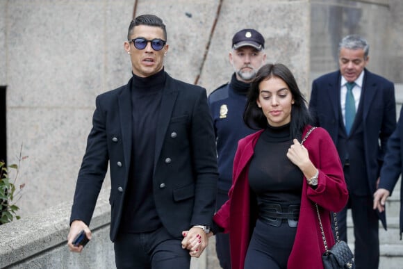 Cristiano Ronaldo quitte le tribunal avec sa compagne Georgina Rodríguez à Madrid.