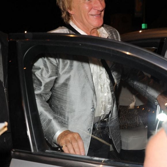 Rod Stewart quitte le restaurant "Craig's" en famille après le dîner à Los Angeles, le 17 septembre 2022.