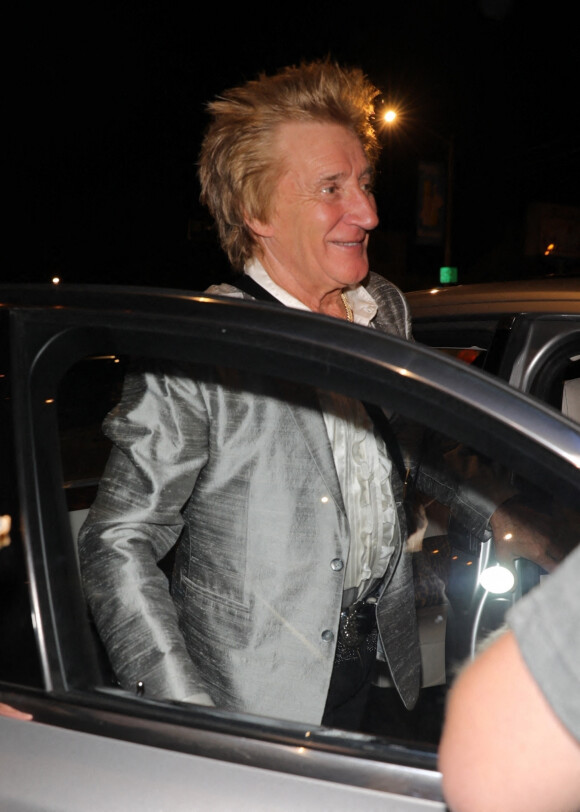 Rod Stewart quitte le restaurant "Craig's" en famille après le dîner à Los Angeles, le 17 septembre 2022.