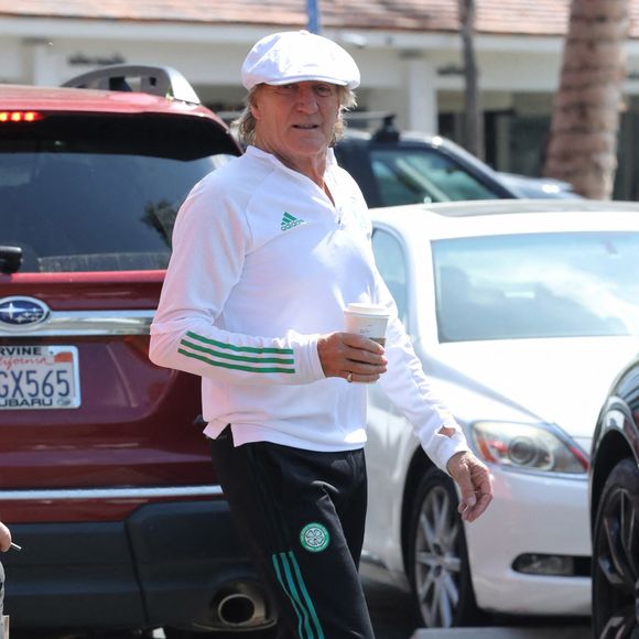 Exclusif - Rod Stewart esquisse un pas de danse sur un parking de Los Angeles, le 13 septembre 2022. Dans le même temps, sa femme P.Lancaster avait revêtu son uniforme de policier pour guider les badauds à l'arrivée du cercueil de la reine Elisabeth II à la base de la RAF à Northolt (Royaume Uni). P.Lancaster avait suivi une formation d'agent spécial l'année dernière.
