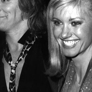Archives - Olivia Newton-John est décédée à l'âge de 73 ans. L'actrice et chanteuse australienne est " décédée paisiblement dans son ranch en Californie du Sud ce matin, entourée par sa famille et ses amis ", a précisé son mari John Easterling dans un communiqué. Elle luttait depuis 30 ans contre un cancer du sein. Sur la photo : Rod Stewart et Olivia Newton-John