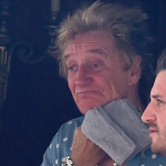 Rod Stewart, accompagné de sa femme Penny Lancaster, retrouve son fils Sean à Portofino et embarquent à bord d'un bateau, le 31 juillet 2022.