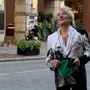 Exclusif - Rod Stewart avec des amis à la sortie d'un restaurant à Toronto, le 26 juillet 2022.