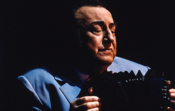 Exclusif - Archives - Raymond Devos et l'accordéon. Le 11 février 1994 © Micheline Pelletier via Bestimage 