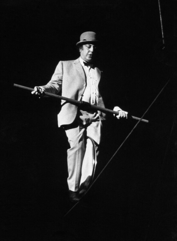 Exclusif - Archives - Raymond Devos en funambule. 1964 © Micheline Pelletier via Bestimage 