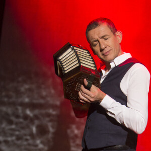 Exclusif - Les enfants spirituels de Raymond Devos lui rendent hommage à l'occasion de l'anniversaire posthume de ses 100 ans !  Dany Boon : "Devos a rendu la langue française lumineuse ! Sa manière de jouer avec la langue française est extraordinaire, c'est comme un musicien qui prendrait un petit instrument de musique et qui jouerait de mille manières différentes. J'ai étudié les textes de Raymond Devos à l'école, et ce sont eux qui m'ont fait aimer la littérature.  Je lis les textes de Raymond à mes enfants le soir. Mes grands qui ont aujourd'hui 17 et 15 ans s'en souviennent encore. Pour moi, c'est très important de les éveiller à ce monde de l'absurde." Raymond Devos a dit de lui : "Ce ch'ti là est mon fils spirituel." © Micheline Pelletier/Bestimage 