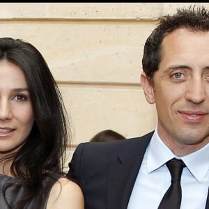 Marie Drucker et Gad Elmaleh lors de la remise des insignes d'officier dans l'ordre national du mérite à Gilbert Coullier à l'Elysée en 2010