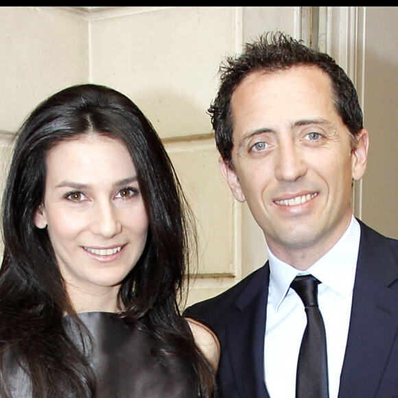 Marie Drucker et Gad Elmaleh lors de la remise des insignes d'officier dans l'ordre national du mérite à Gilbert Coullier à l'Elysée en 2010