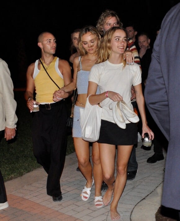 Lily-Rose Depp quitte une soirée Chanel à Miami avec des amis, le 4 novembre 2022. 