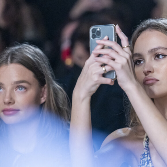 Lily-Rose Depp au front row du défilé de mode Chanel lors de la Fashion Week printemps/été 2022 à Paris, France, le 5 octobre 2021. © Olivier Borde/Bestimage 