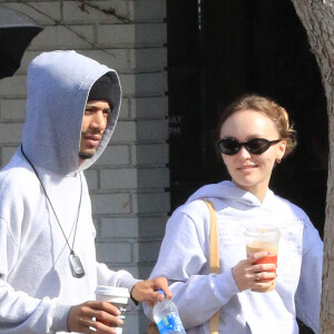 Lily Rose Depp et son compagnon Yassine Stein sont allés prendre un café à emporter dans les rues de Los Angeles. Le 1er avril 2022