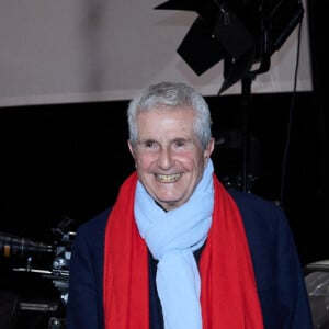 Exclusif - Claude Lelouch - Photocall - Spectacle symphonique Claude Lelouch "D'un film à l'autre" au Palais des Congrès de Paris le 14 novembre 2022. Pour Fêter ses 85 ans et 60 de carrière, Claude Lelouch a créé un ciné-concert, "Claude Lelouch - D'un film à l'autre", dans lequel la musique de ses films est jouée par l'orchestre philharmonique de Prague, au Palais des Congrès à Paris. Sur le gâteau, son chiffre fétiche : 13 car 85 ans (8+5 = 13). Claude Lelouch associe le 13 à toute sa vie professionnelle : sa société "Les films 13" et son cinéma, le "Club 13. © Moreau / Rindoff / Bestimage 